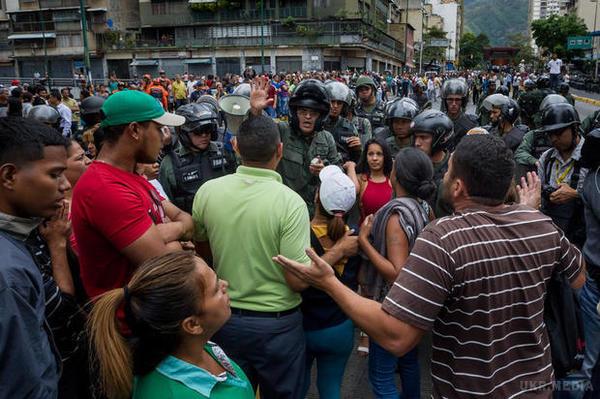 Десятки тысяч венесуэльцев штурмовали границу с Колумбией (ВИДЕО)