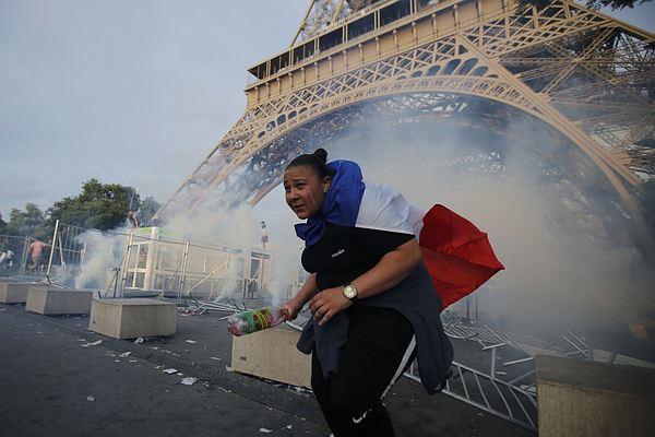 Из-за беспорядков фанатов Евро-2016 в Париже закрыли Эйфелеву башню