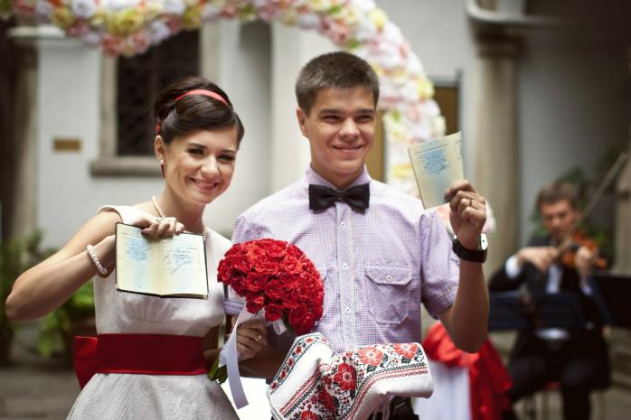 В пяти городах Украины запустили проект по регистрации брака за сутки