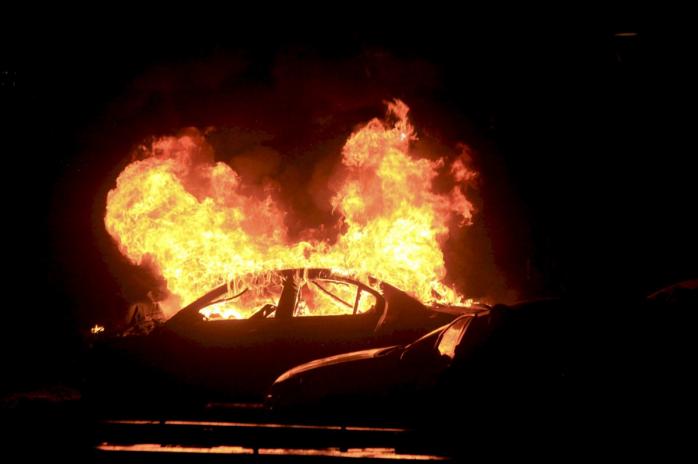 Жертвами вибуху Mercedes на дорозі у Львівській області стали троє людей