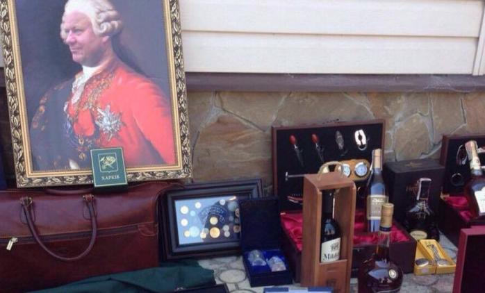 ГПУ показала коллекцию алкоголя, икон и антиквариата харьковского чиновника (ФОТО)