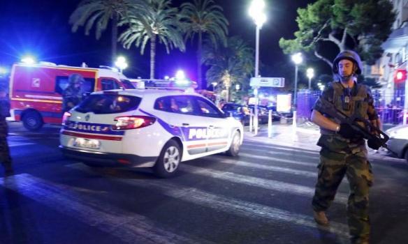 Теракт на празднике в Ницце: грузовик раздавил 80 человек, 150 ранены (ФОТО, ВИДЕО)