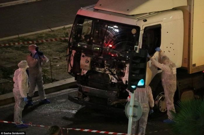 Теракт в Ницце: мотоциклист бросился под фуру террориста, чтобы остановить ее (ВИДЕО)