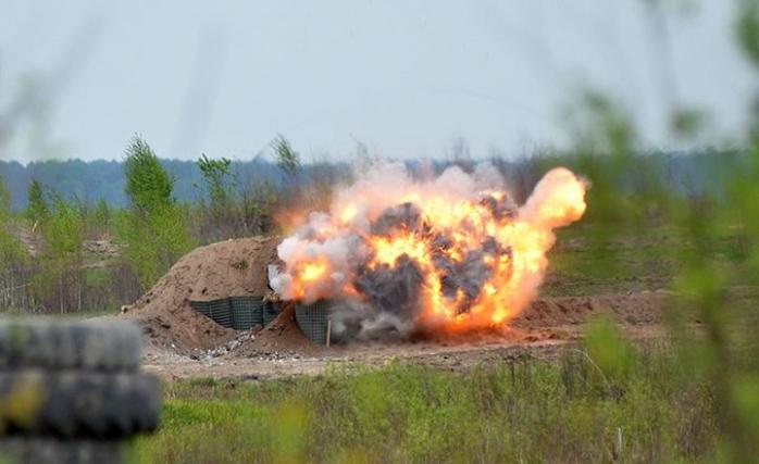 Пожежа охопила військовий полігон на Чернігівщині, розриваються боєприпаси