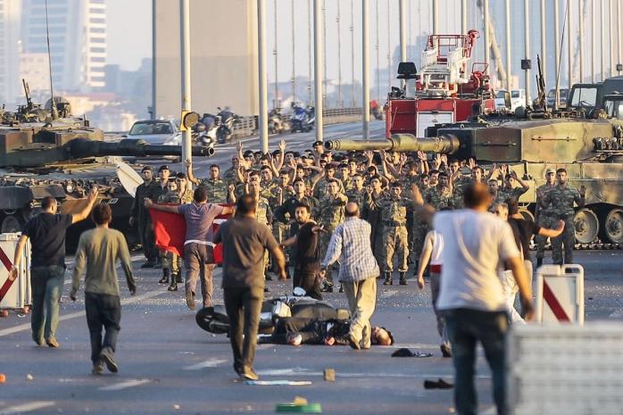 В Турции публично выпороли мятежников (ФОТО)