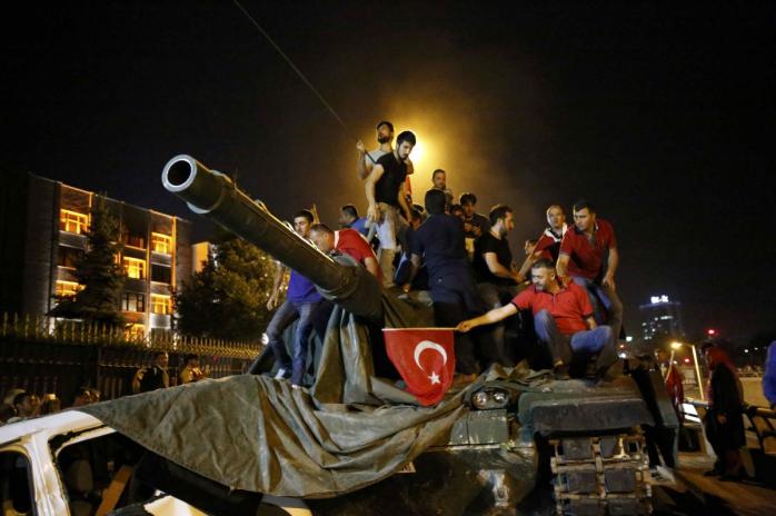 Попытка переворота в Турции: премьер уточнил общее количество погибших