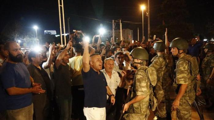 У Туреччині звільнено всіх захоплених заколотниками офіцерів