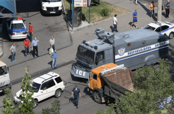 Захват полиции в Ереване: двоих из восьми полицейских-заложников удалось освободить