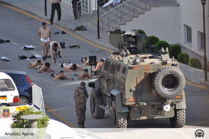 Мятежники оказали сопротивление при задержании в аэропорту Стамбула — СМИ