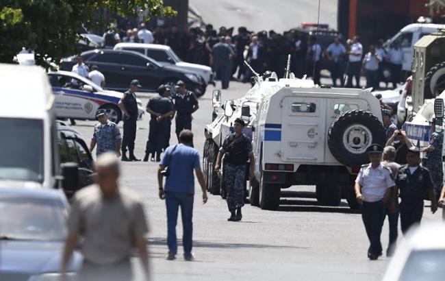 Участник захвата здания полиции в Ереване показал видео с места событий