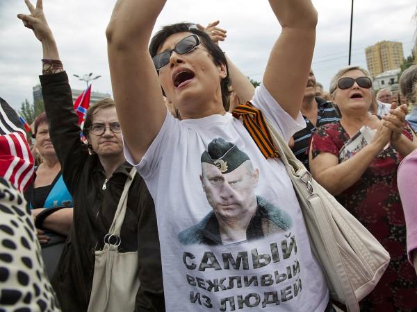 Розвідка: Бойовики розігнали протестний мітинг у Комсомольському, є поранені