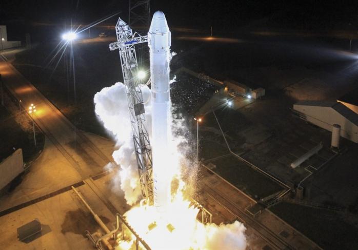 Falcon 9 отправили на МКС: в космос полетело более двух тонн груза (ФОТО, ВИДЕО)