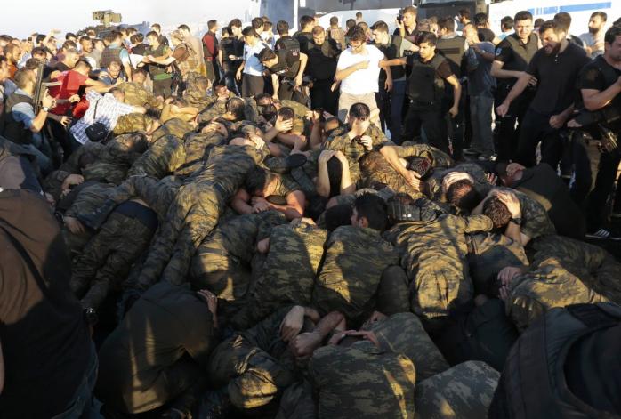 В Турции арестованы еще почти 100 мятежников, в том числе генерал ВВС