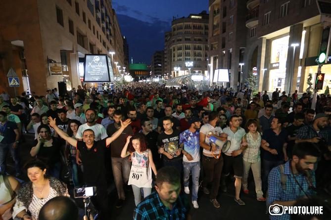 В Ереване произошли стычки демонстрантов и силовиков