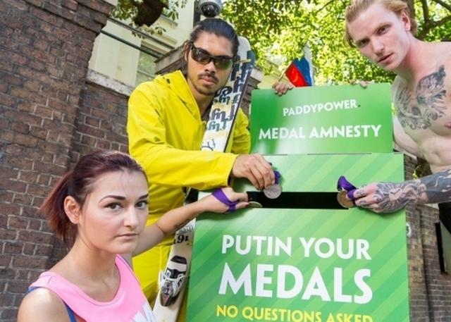 У Лондоні біля посольства РФ з’явилася коробка для повернення нечесно здобутих медалей (ФОТО)