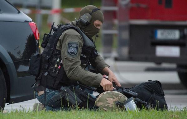 Полиция подтвердила 6 жертв стрельбы в Мюнхене, подключены снайперы (ФОТО)