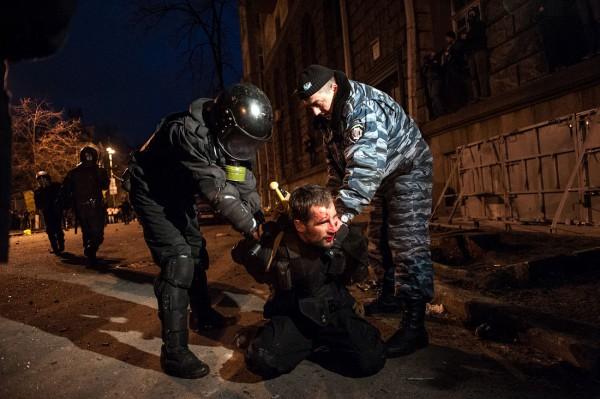 Избиение майдановцев: суд оштрафовал экс-милиционера на 6,8 тыс. грн за служебную халатность