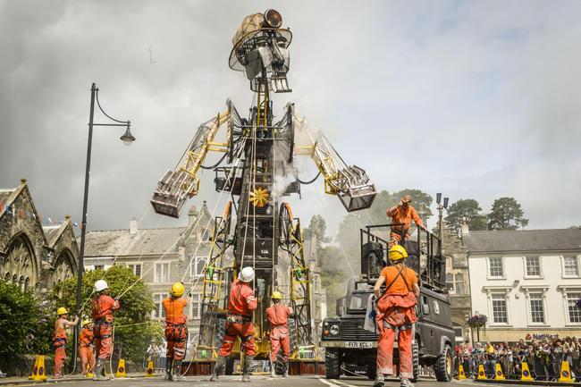 В Англії на вулицю випустили величезного металевого шахтаря (ФОТО, ВІДЕО)