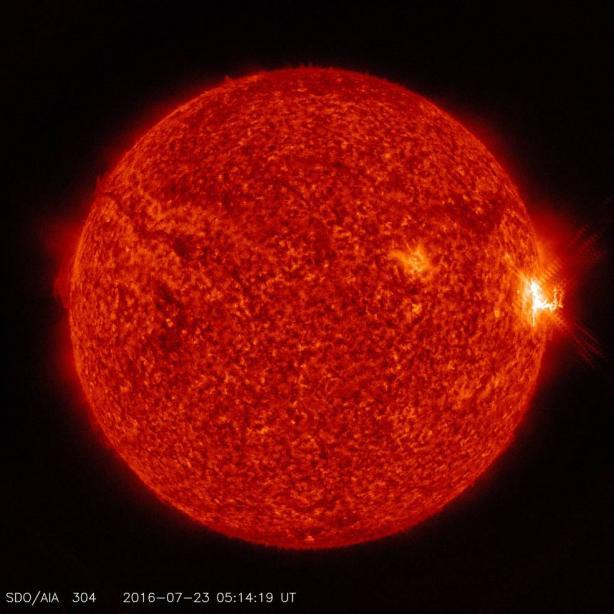 NASA показало три радиационные вспышки на солнце (ВИДЕО)