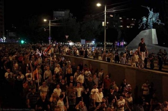 В Єревані поблизу захопленої будівлі поліції сталася перестрілка, є поранені