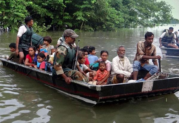 Из-за наводнения в Индии эвакуировали более 1 млн жителей