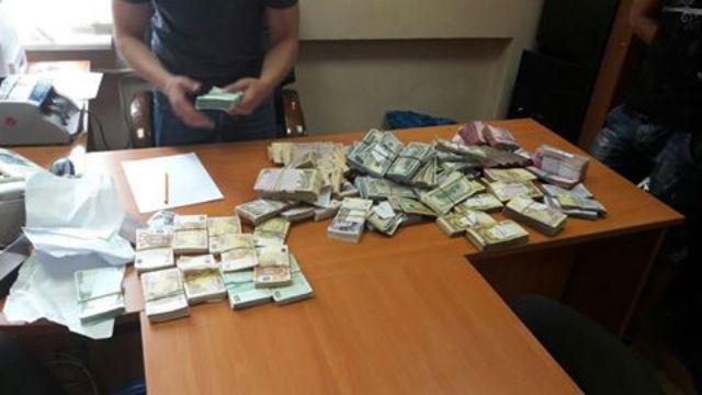 На взятке задержаны двое чиновников налоговой инспекции Киева (ФОТО)