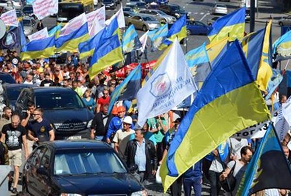 На Львовщине шахтеры перекрыли международную трассу за долги по зарплате (ФОТО)