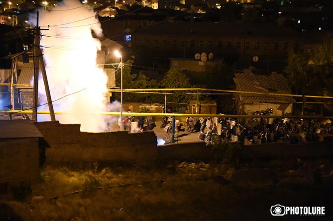 Полиция разогнала демонстрантов у захваченного здания полиции в Ереване, задержаны 50 человек