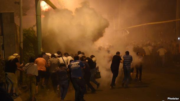В Єревані поліція застосувала спецзасоби: десятки активістів поранені і затримані (ФОТО, ВІДЕО)