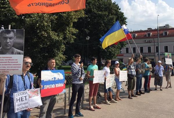 В Москве радикалы напали на пикет против агрессии РФ в Украине (ФОТО, ВИДЕО)