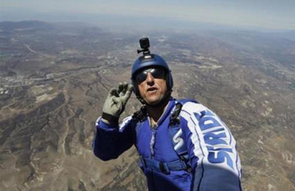 Американець-екстремал першим у світі стрибнув з висоти 7,6 тис. м без парашута (ФОТО, ВІДЕО)