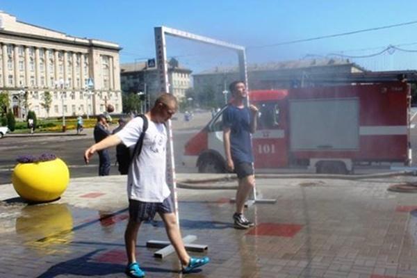 В Черкассах горожан спасают от жары, «увлажняя» водяной завесой посреди улицы (ФОТО)