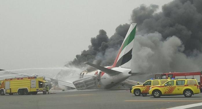 В аэропорту Дубая загорелся пассажирский самолет (ФОТО, ВИДЕО)