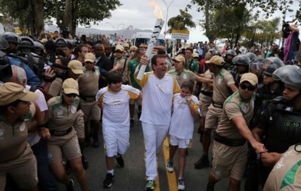 Встреча Олимпийского огня: против сотен демонстрантов применили газ