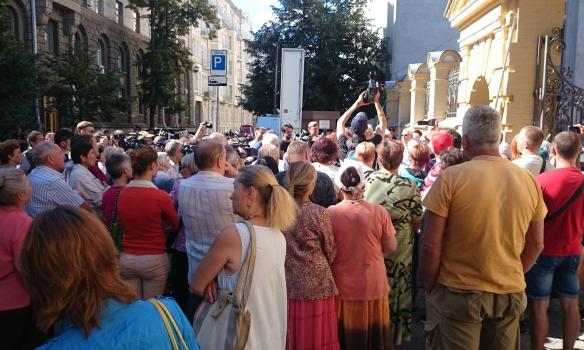 В Киеве возле Администрации президента митингуют родственники пленных украинцев