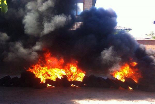 ЗМІ: Активісти підпалили шини біля будинку матері Розенка (ФОТО)