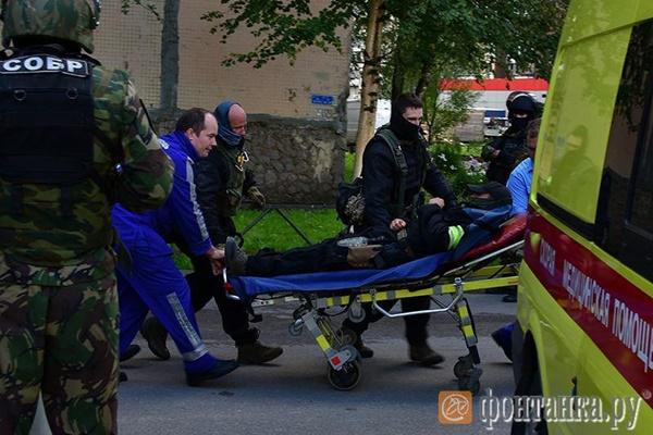 В жилом доме Питера задерживают террористов с Кавказа: взрывы и раненый спецназ (ФОТО)