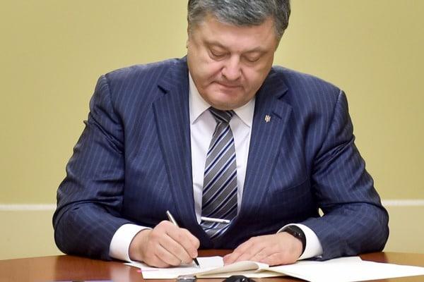 Порошенко ветировал закон об амнистии участников АТО
