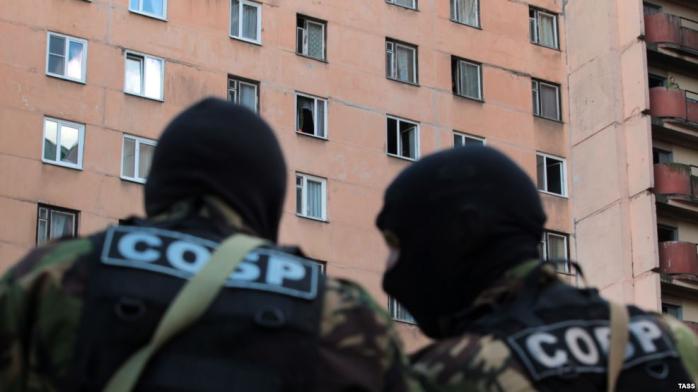 Спецназ ликвидировал вооруженных людей в жилом доме Петербурга