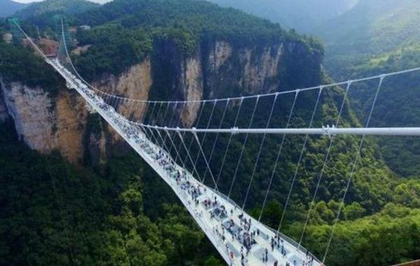 Китайцы построили самый длинный в мире стеклянный мост (ФОТО)