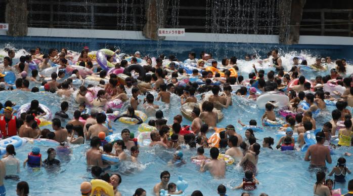 Напад в аквапарку Токіо: невідомий поранив восьмеро дівчат