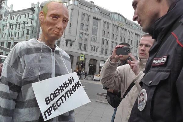 Названо російського активіста, що попросив притулку в України