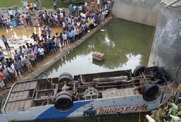 В Индии автобус упал с моста: погибли 8 человек (ВИДЕО)