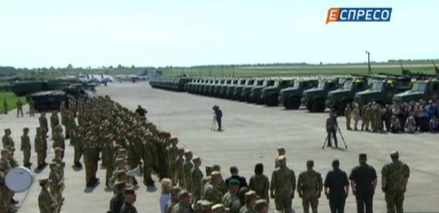 Бойцам АТО передали 150 единиц военной техники и оружия (ВИДЕО)