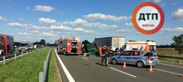 Український бус зіткнувся з вантажівкою в Польщі, п’ятеро загиблих