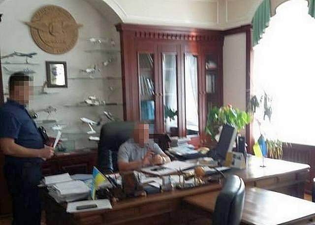 В Киеве задержали на взятке в 170 тысяч евро и. о. ректора НАУ (ФОТО)