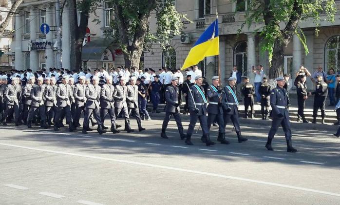 Українські військовослужбовці промарширують на параді до Дня Незалежності в Молдові (ФОТО)