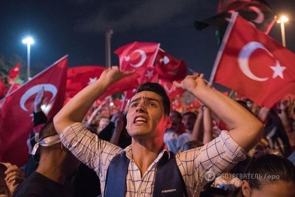 В Турции по подозрению в связи с организатором переворота задержаны три дипломата