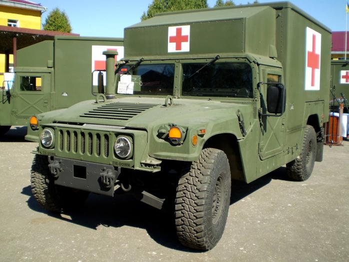 США передали Украине пять медицинских автомобилей Hummer (ФОТО)