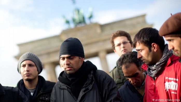 Немецкие радикалы протестовали против неконтролируемой миграции и взобрались на Бранденбургские ворота (ФОТО)